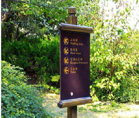  霞浦标识牌与环境之间有什么关系？